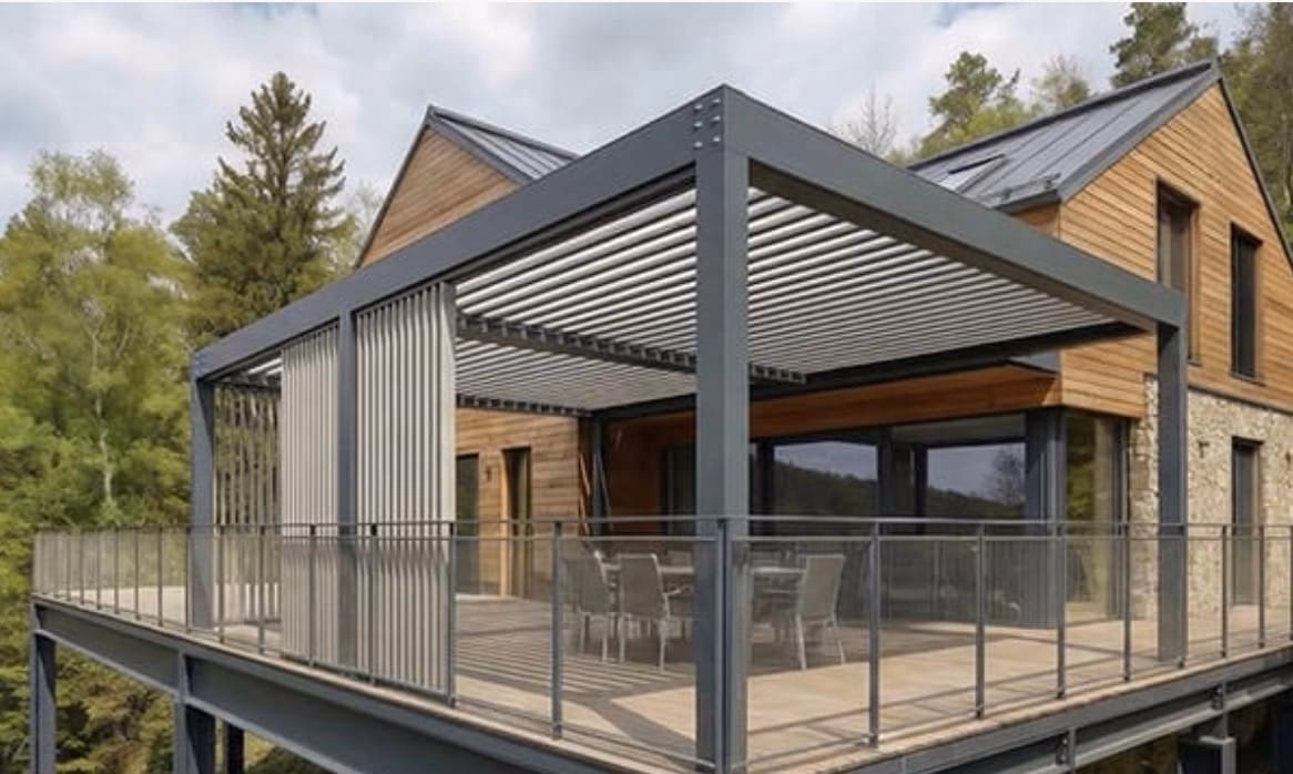 Moderní ocelová terasa s pergolou | KOVOSET Moderní ocelová konstrukce terasy s lamelovou střechou a kovovým zábradlím u rodinného domu.