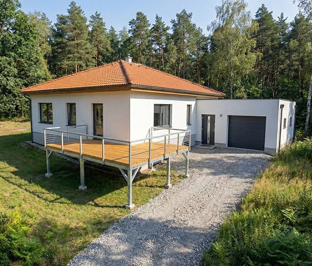 Ocelová terasa na míru od KOVOSET – pozinkovaná konstrukce Vyvýšená ocelová terasa u rodinného domu s pozinkovanou konstrukcí a dřevěnou podlahou od firmy KOVOSET.