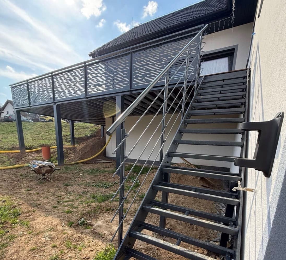 Ocelová terasa se schodištěm a zábradlím | KOVOSET Venkovní ocelová terasa se schodištěm a moderním designovým zábradlím, ošetřeno žárovým zinkováním.
