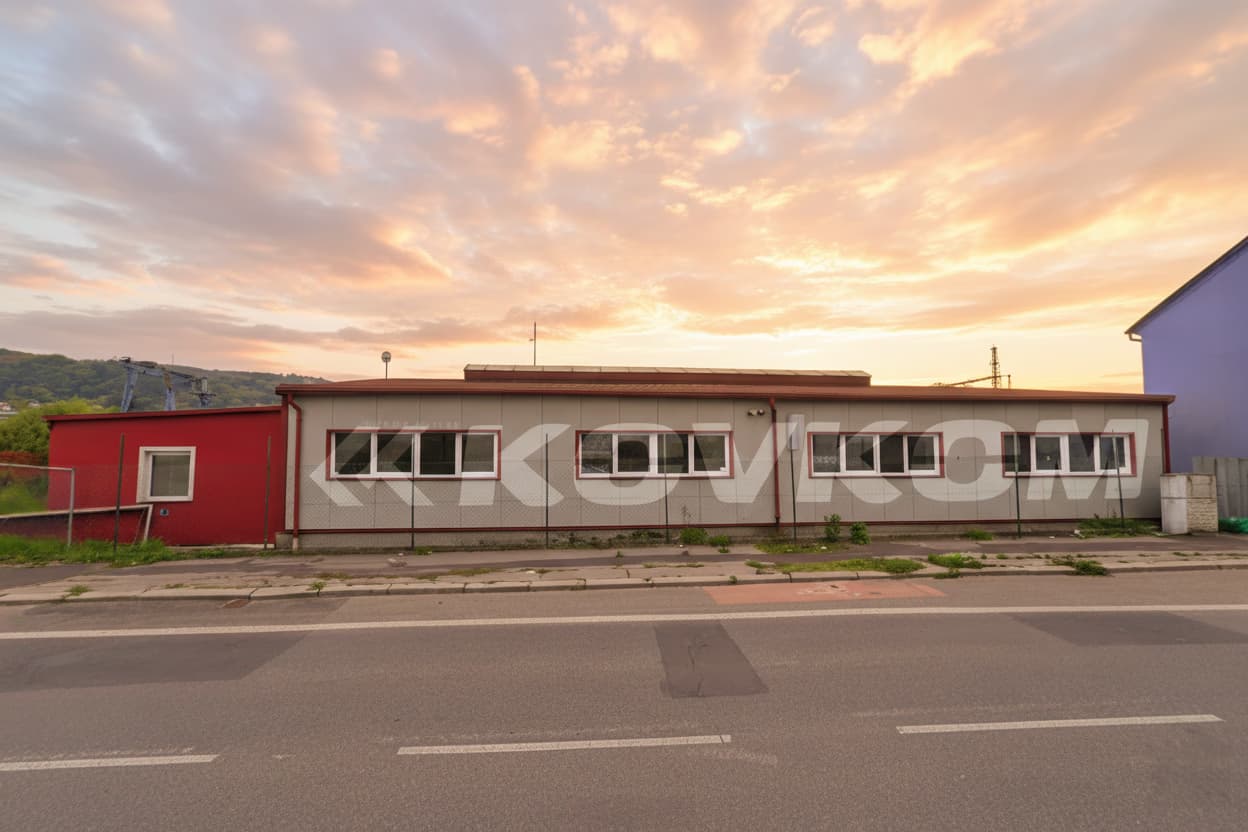 Sídlo a výrobní hala firmy KOVKOM specializující se na ocelové terasy, kovoobrábění a žárové zinkování.